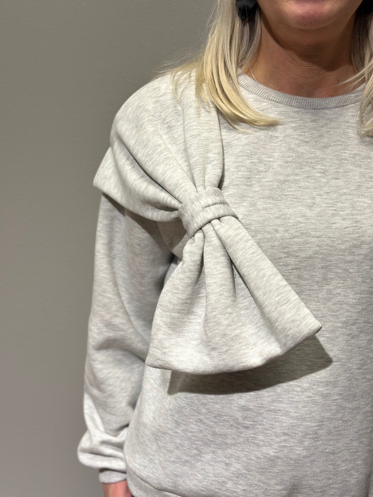 Sweatshirt Med Rosett - Lt Grey