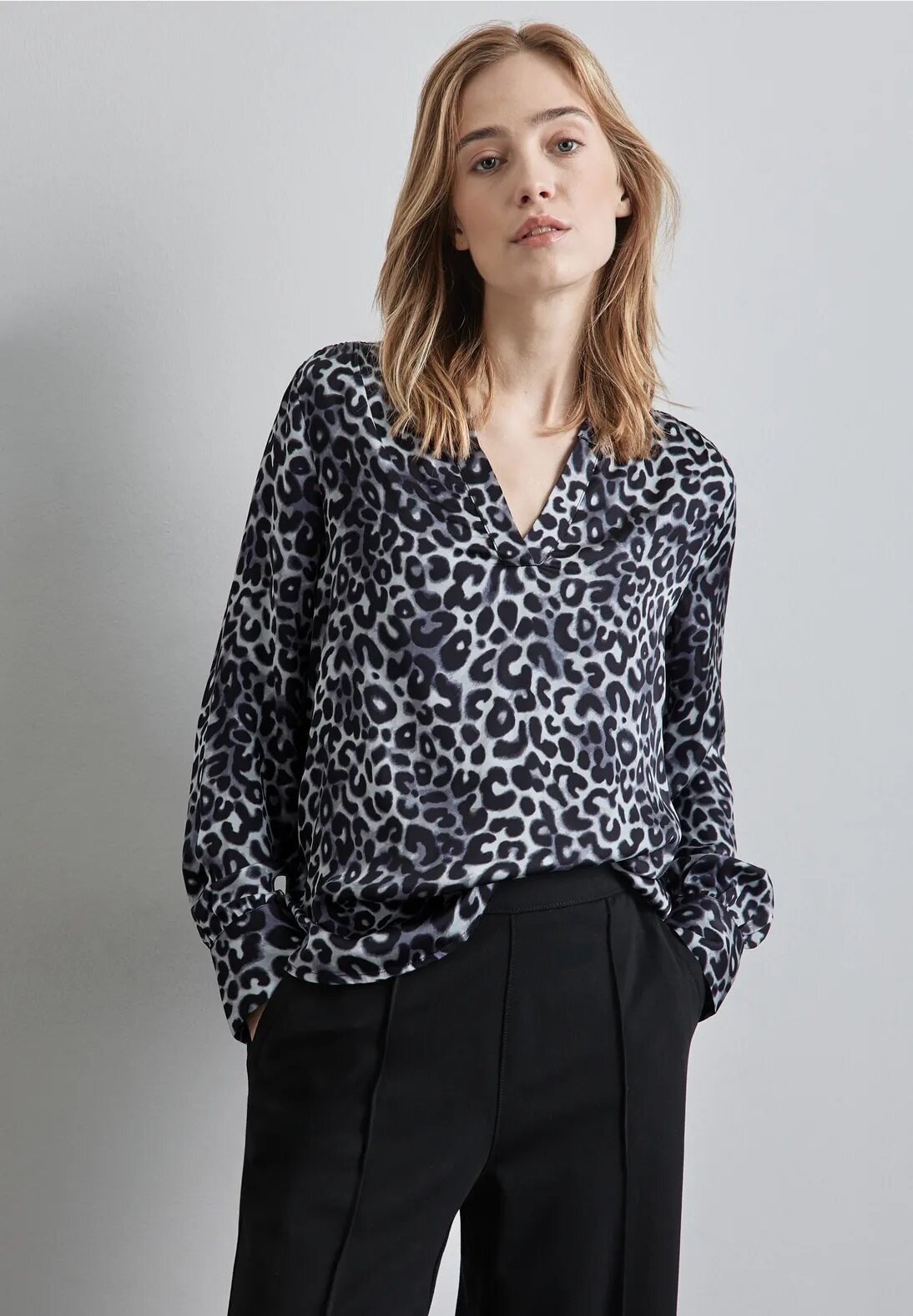 Leopardmönstrad Satinblus - Heather Grey 