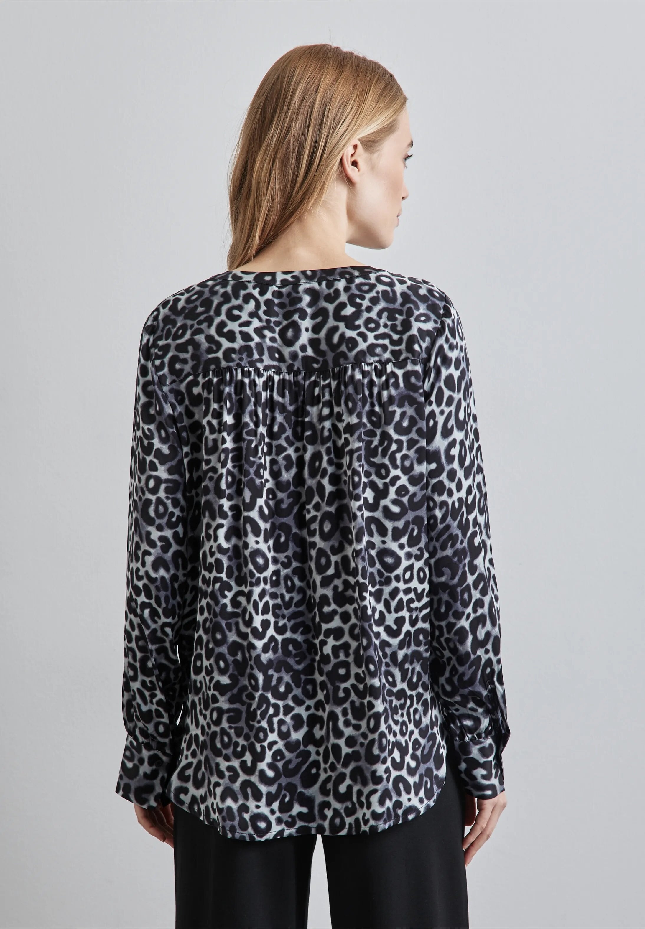 Leopardmönstrad Satinblus - Heather Grey 